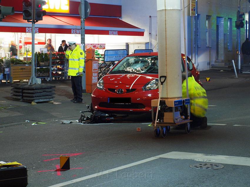 VU Rad gegen PKW Koeln Rath Roesratherstr Eilerstr P17.JPG